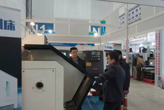 銷(xiāo)售經(jīng)理親自接待來(lái)訪展會(huì)攤位的數(shù)控機(jī)床意向客戶